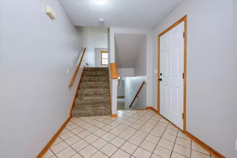Entry Way - 480 S Peace Rd, Sycamore, IL 60178 photo 2 of 3