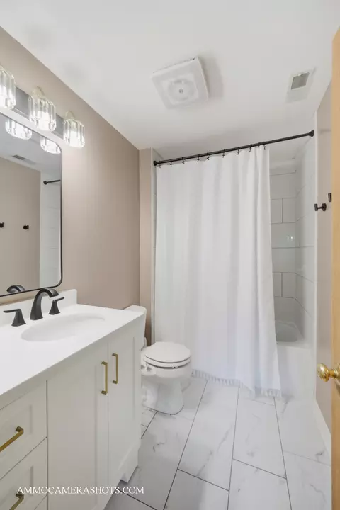 Bath - 2136 Grayhawk Dr, Aurora, IL 60503 photo 3 of 3
