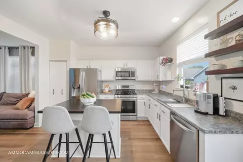 Kitchen - 2136 Grayhawk Dr, Aurora, IL 60503 photo 3 of 4