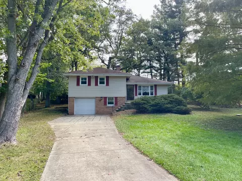 5596 Aspen Dr, Saint Anne, IL 60964