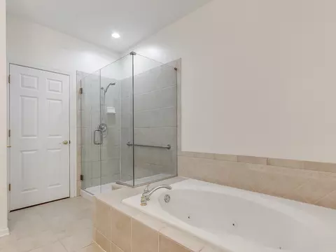 Bath - Undisclosed, Winfield, IL 60190 photo 2 of 4
