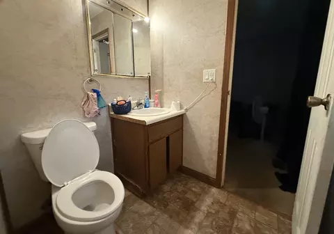 Bath - 1021 Briarcliff Dr, Rantoul, IL 61866 photo 2 of 5