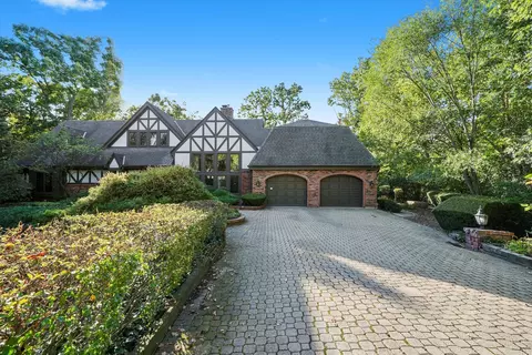 23 W121 Kings Ct, Glen Ellyn, IL 60137