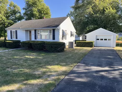 303 W Market St, Sadorus, IL 61872