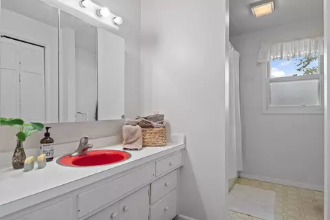 Bath - 842 S Main Ave, Kankakee, IL 60901 photo 2 of 3