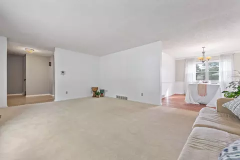 Living - 842 S Main Ave, Kankakee, IL 60901 photo 2 of 2