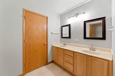 Bath - 10200 S Artesian Ave, Chicago, IL 60655 photo 2 of 5