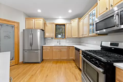 Kitchen - 10200 S Artesian Ave, Chicago, IL 60655 photo 2 of 3