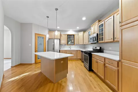 Kitchen - 10200 S Artesian Ave, Chicago, IL 60655 photo 1 of 3