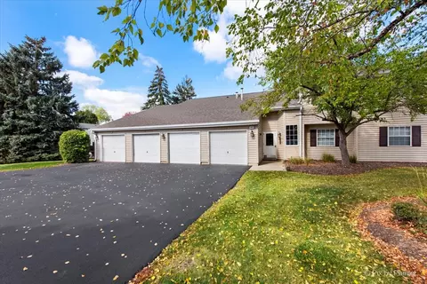 48 N Victoria Ln #B, Streamwood, IL 60107