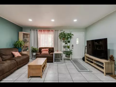 Living - 5112 Deerpath Rd, Oak Forest, IL 60452 photo 3 of 4