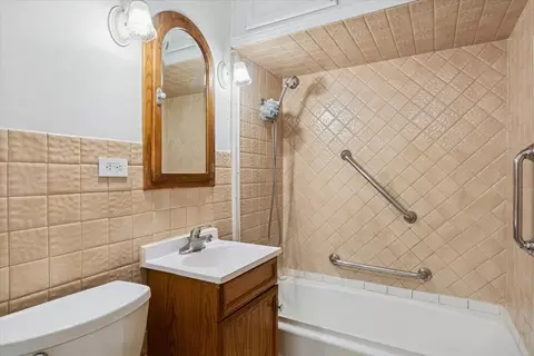 Bath - 7841 44th St, Lyons, IL 60534 photo 1 of 2