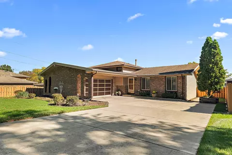 9241 S Kean Ave, Hickory Hills, IL 60457