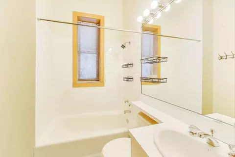 Bath - 907-909 W Webster Ave, Chicago, IL 60614 photo 5 of 6
