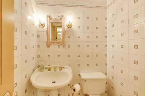 Bath - 907-909 W Webster Ave, Chicago, IL 60614 photo 1 of 6