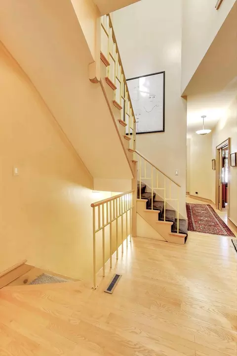 Entry Way - 907-909 W Webster Ave, Chicago, IL 60614 photo 2 of 3