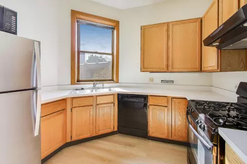 Kitchen - 907-909 W Webster Ave, Chicago, IL 60614 photo 5 of 6
