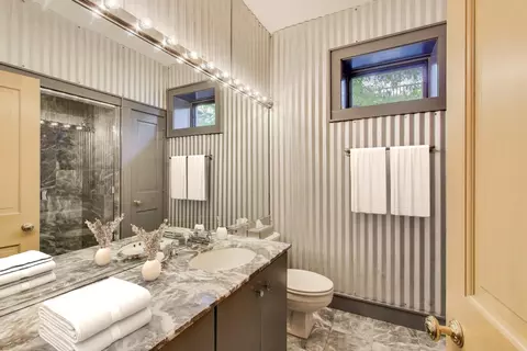 Bath - 907-909 W Webster Ave, Chicago, IL 60614 photo 2 of 6