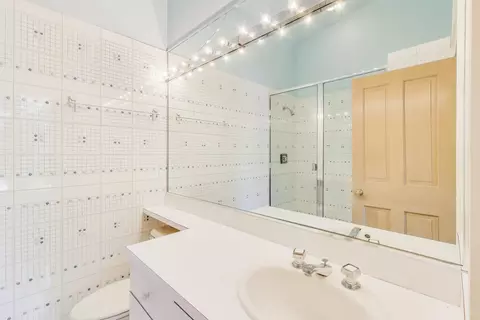 Bath - 907-909 W Webster Ave, Chicago, IL 60614 photo 4 of 6