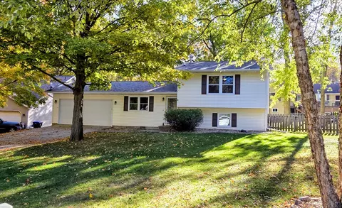 4 Palm Ct, Bloomington, IL 61701