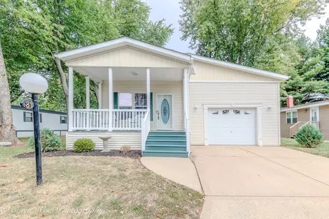 81 Birch Dr, Sandwich, IL 60548