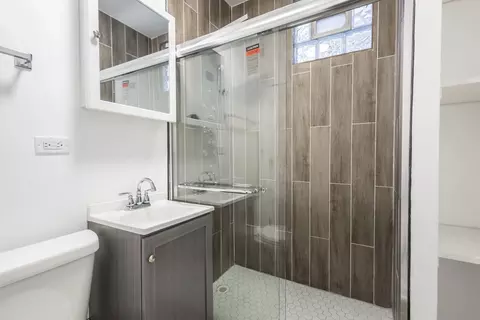 Bath - 6830 S Honore St, Chicago, IL 60636 photo 4 of 4