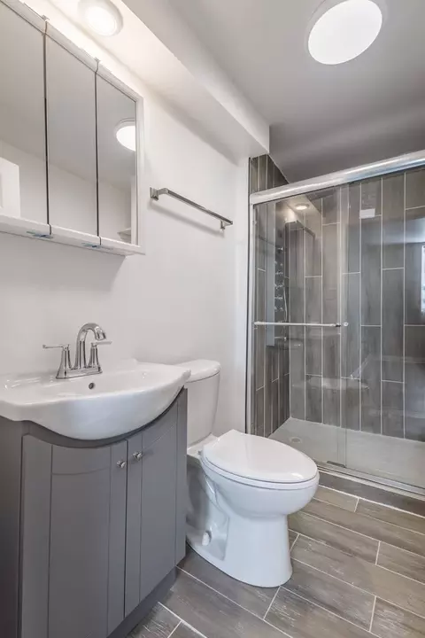 Bath - 6830 S Honore St, Chicago, IL 60636 photo 1 of 4