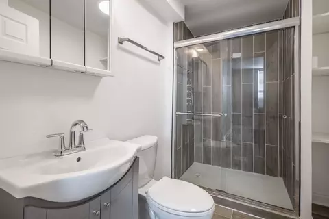 Bath - 6830 S Honore St, Chicago, IL 60636 photo 2 of 4