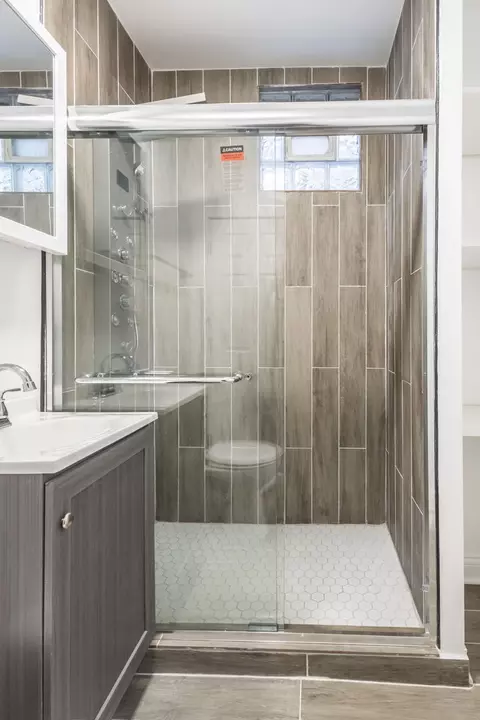 Bath - 6830 S Honore St, Chicago, IL 60636 photo 3 of 4