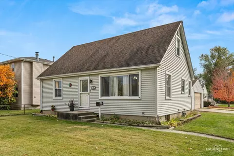 457 W Spring St, South Elgin, IL 60177
