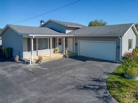 115 W South St, Kirkland, IL 60146