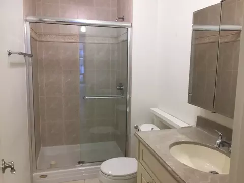 Bath - 200 E Delaware Pl #5D, Chicago, IL 60611 photo 1 of 2