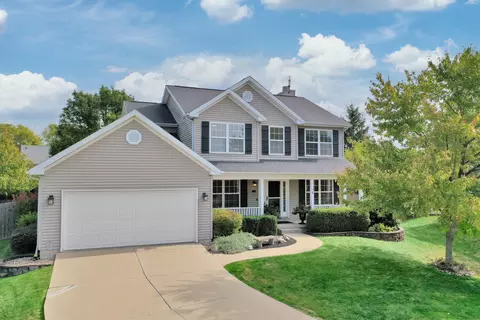 8 Plantation Ct, Bloomington, IL 61704