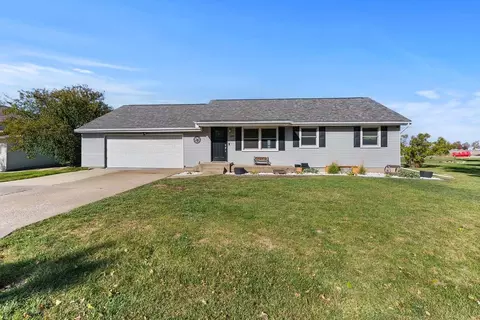 208 E 8th St, Gridley, IL 61744