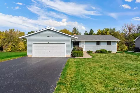 1084 Holiday Dr, Lake Holiday, IL 60548