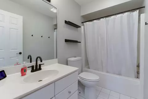 Bath - 3 Pebblebrook Ct, Bloomington, IL 61705 photo 5 of 9