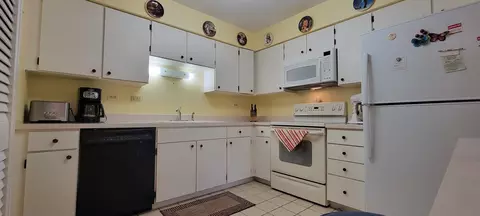 Kitchen - 2088 Creekside Dr #-, Wheaton, IL 60189 photo 2 of 2