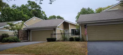 Exterior - 2088 Creekside Dr #-, Wheaton, IL 60189 photo 2 of 4