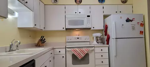 Kitchen - 2088 Creekside Dr #-, Wheaton, IL 60189 photo 1 of 2