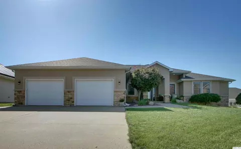 1532 Winsor Dr, Quincy, IL 62305