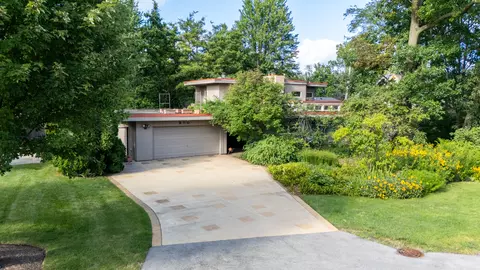 800 Solar Ln, Glenview, IL 60025
