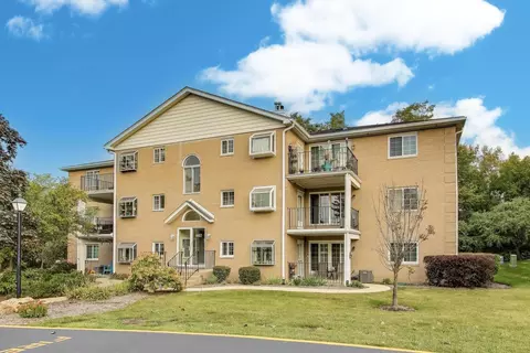 462 S President St #202, Carol Stream, IL 60188