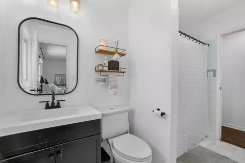Bath - 1345 Jefferson Rd, Hoffman Estates, IL 60169 photo 1 of 2