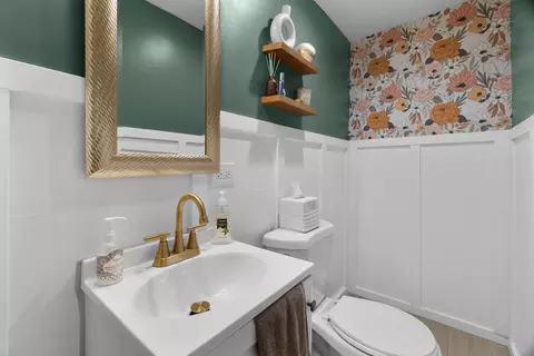 Bath - 1345 Jefferson Rd, Hoffman Estates, IL 60169 photo 2 of 2