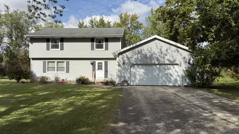 12163 Twin Oaks Ct, Sycamore, IL 60178