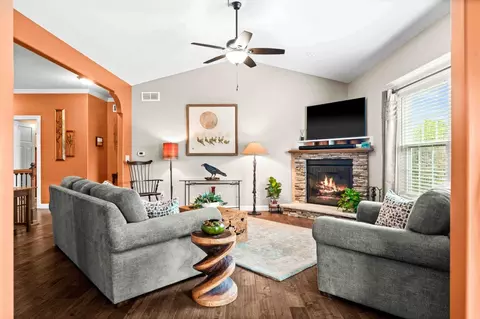 Living - 2611 Piney Run, Bloomington, IL 61705 photo 2 of 4