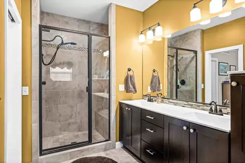 Bath - 2611 Piney Run, Bloomington, IL 61705 photo 3 of 8