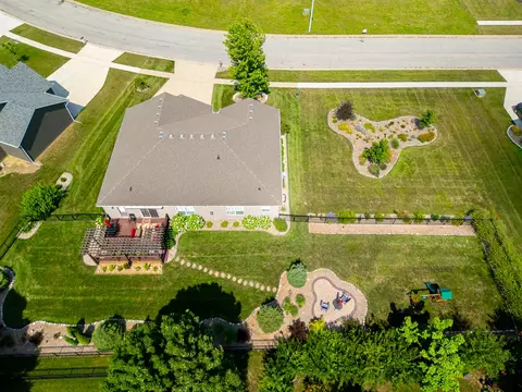View/Area - 2611 Piney Run, Bloomington, IL 61705 photo 4 of 6