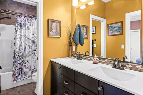 Bath - 2611 Piney Run, Bloomington, IL 61705 photo 6 of 8