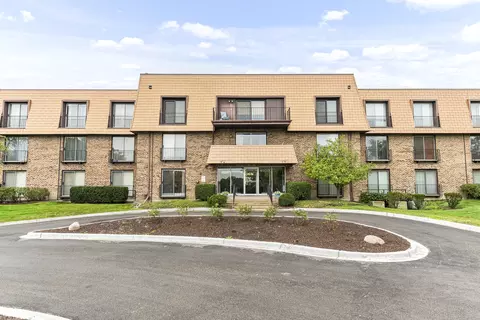 4050 Dundee Rd #205, Northbrook, IL 60062